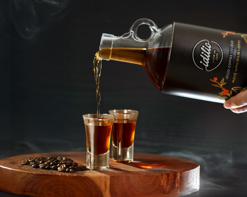 a photo of a bottle pouring coffee liqueur into a glass
