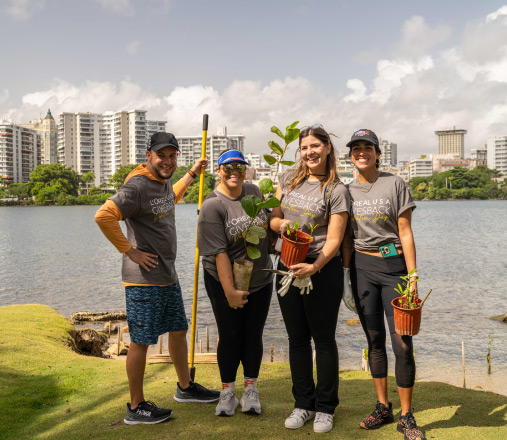 photo of a group of L'Oréal employees from a Giveback event at the Condado Lagoon