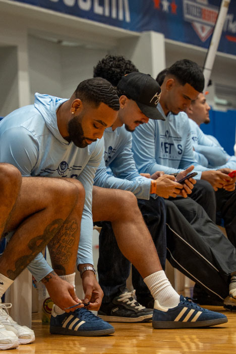 photo of METS basketball players sitting before the game